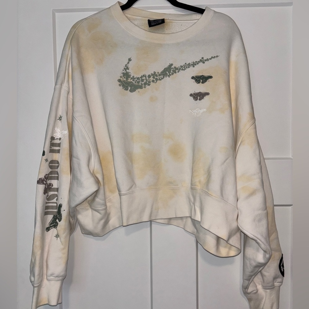 Nike Women's White and Gray Graphic Sweatshirt